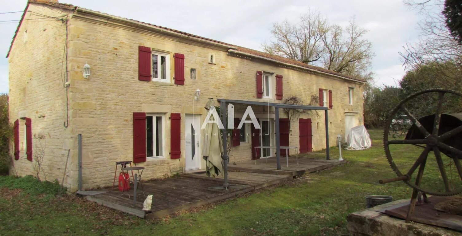 Deux maisons de village proche de ST FRAIGNE — photo 1