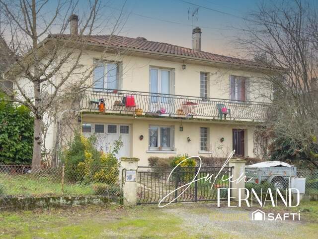 Maison à étage avec garage et jardin. — photo du bien