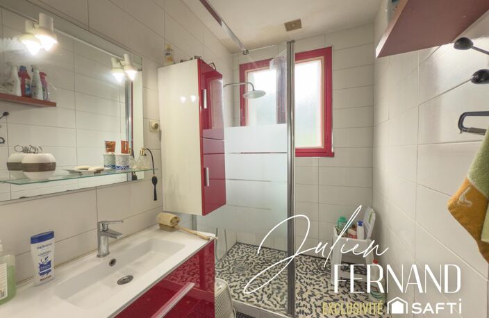 Maison à étage avec garage et jardin. — photo 4