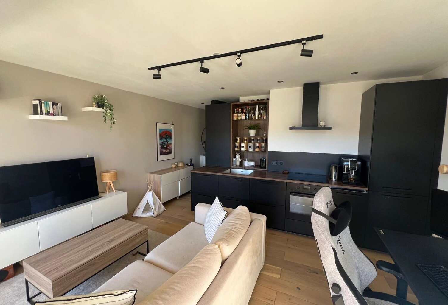 🏡  À VENDRE – T2 rénové avec terrasse et parking – Place des Patriotes, Montpellier — photo 1