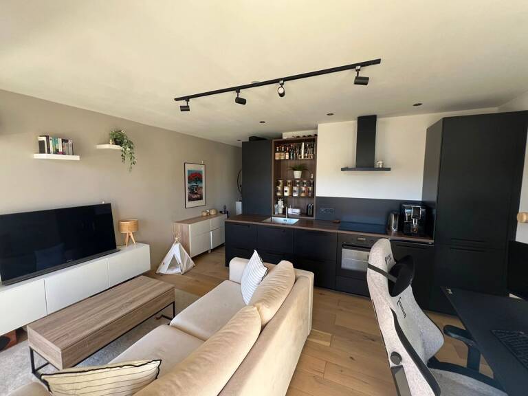    À VENDRE – T2 rénové avec terrasse et parking – Place des Patriotes, Montpellier — photo 1