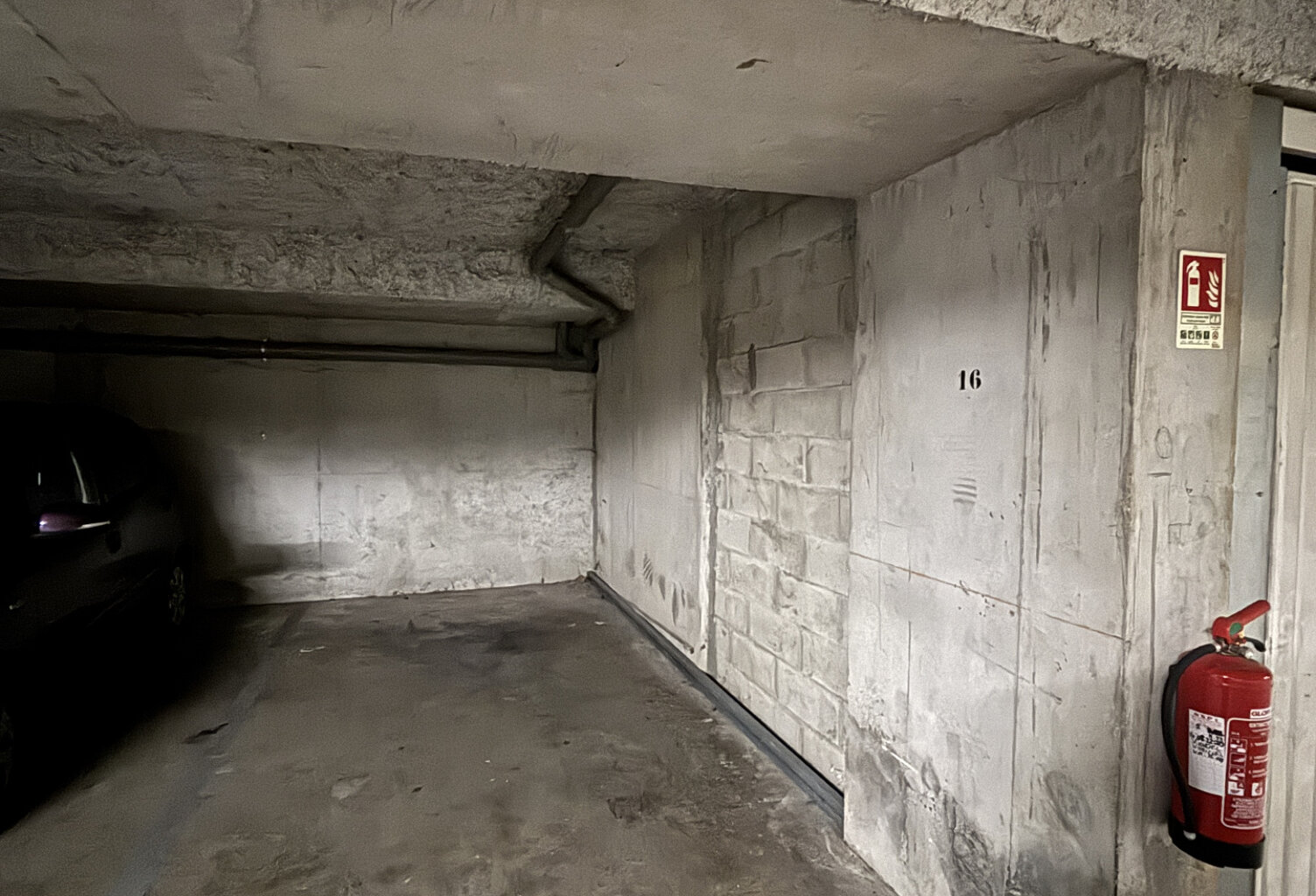 Villeurbanne, place de parking dans un garage fermé — photo 1