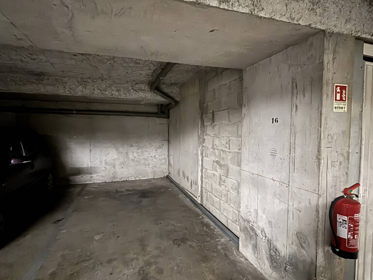 Villeurbanne, place de parking dans un garage fermé — photo 1