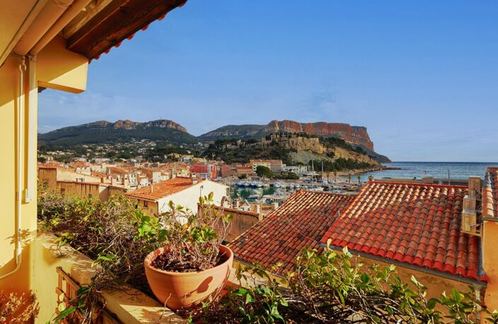 cassis vue sur le cap dans la vieille ville proximité des quais magnifique duplex vue mer démembrement de propriété de qualité ... — photo 3