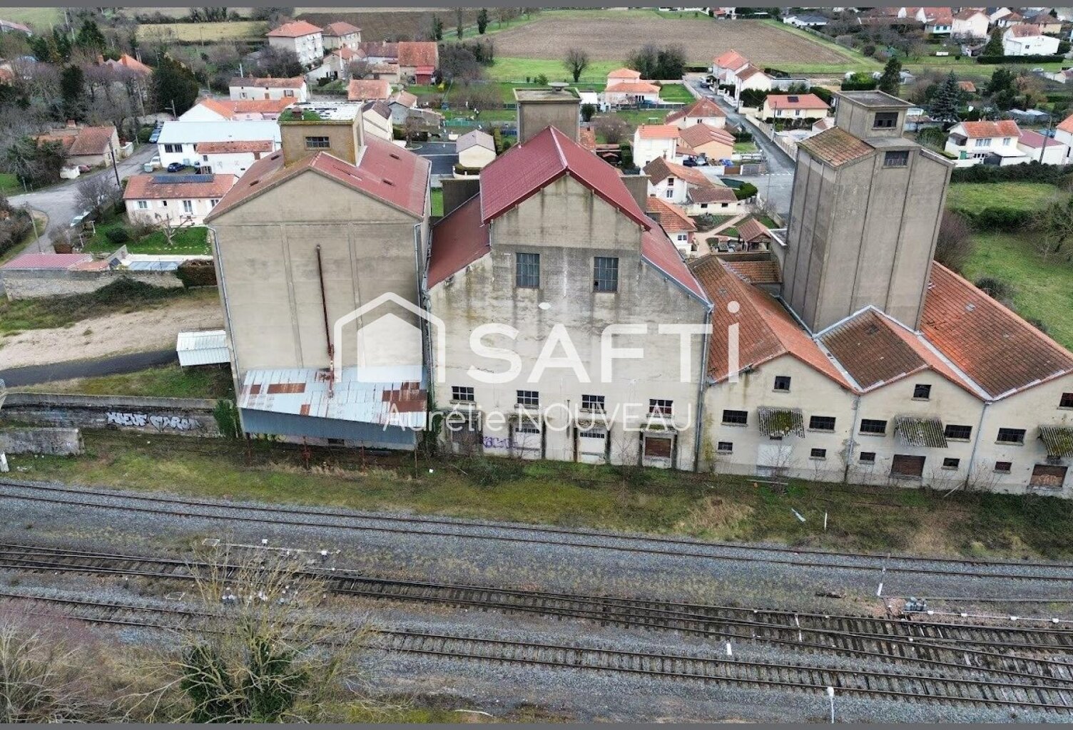 Bâtiment de 2000m² sur 5000m² de terrain constructible — photo 1