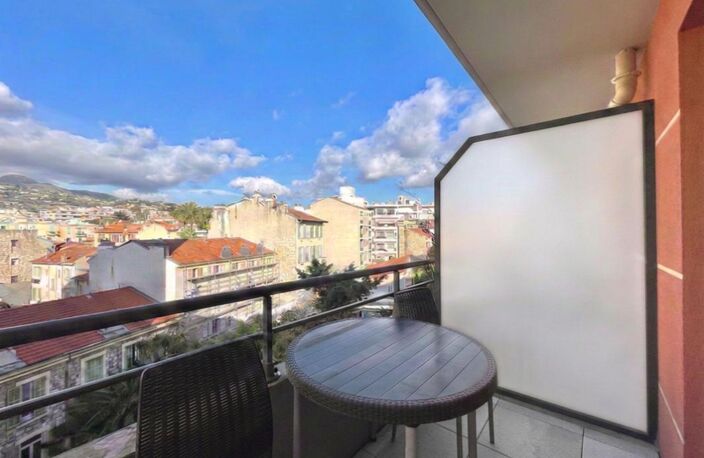 BAISSE DE PRIX ! – 3 PIÈCES DERNIER ÉTAGE AVEC TERRASSE – LIBÉRATION — photo 3