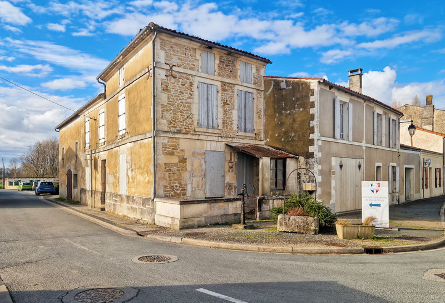 Maison à vendre 12 pièces BRIZAMBOURG (17)- Ensemble immobilier- 2 maisons, jardin- garage — photo 1