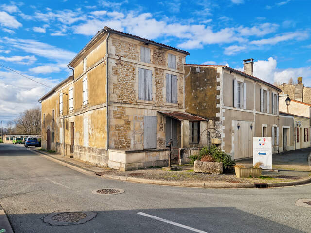 Maison à vendre 12 pièces BRIZAMBOURG (17)- Ensemble immobilier- 2 maisons, jardin- garage — photo du bien