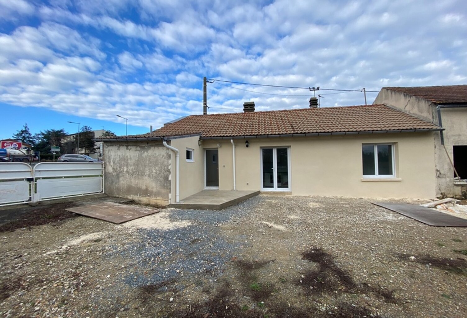 THOUARS  Maison de plain pied rénovée avec possibilité de dépendance de 35m2 — photo 1