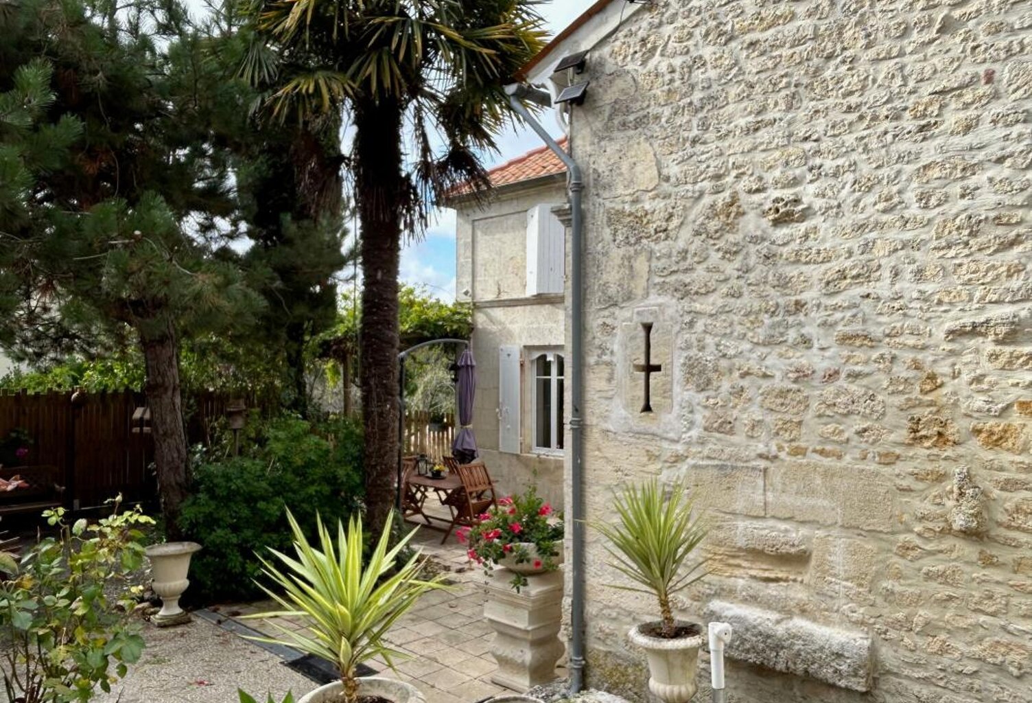 Saint-Savinien, charmante propriété ancienne rénovée avec jardin planté et ruisseau — photo 1