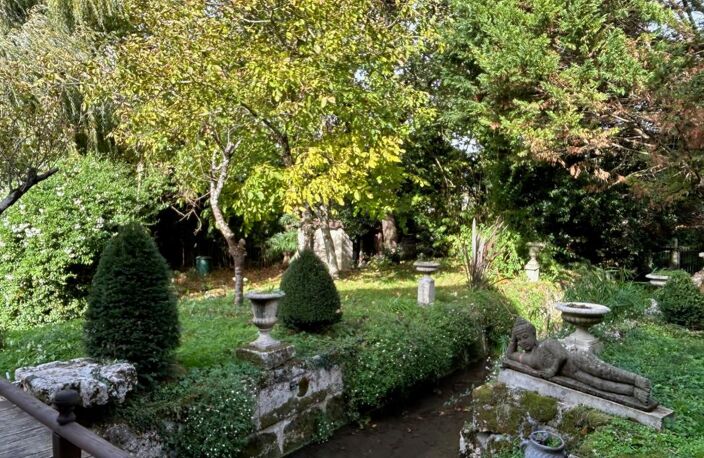 Saint-Savinien, charmante propriété ancienne rénovée avec jardin planté et ruisseau — photo 3