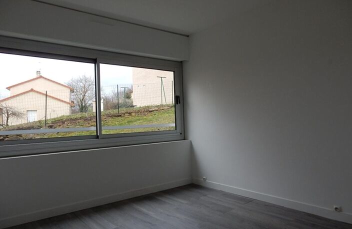 Le Puy-En-Velay 43000 bel appartement traversant entièrement rénové de 74,5 m², 4 pièces dont 3 chambres — photo 4
