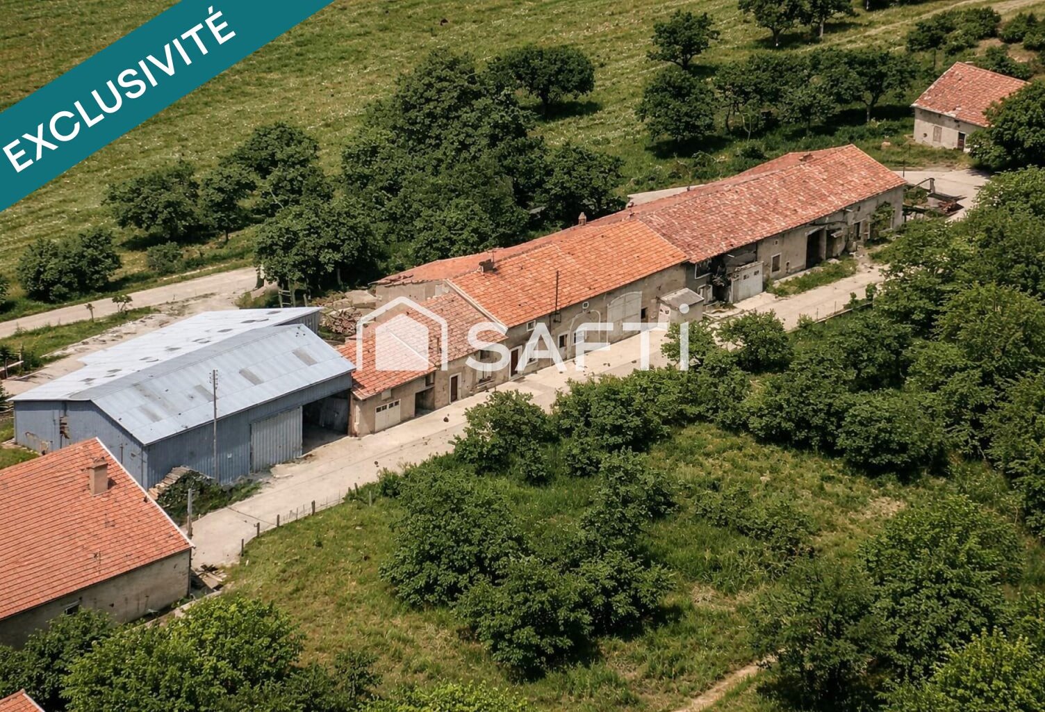 Ferme à rénover avec garage, hangar, et terrain. — photo 1