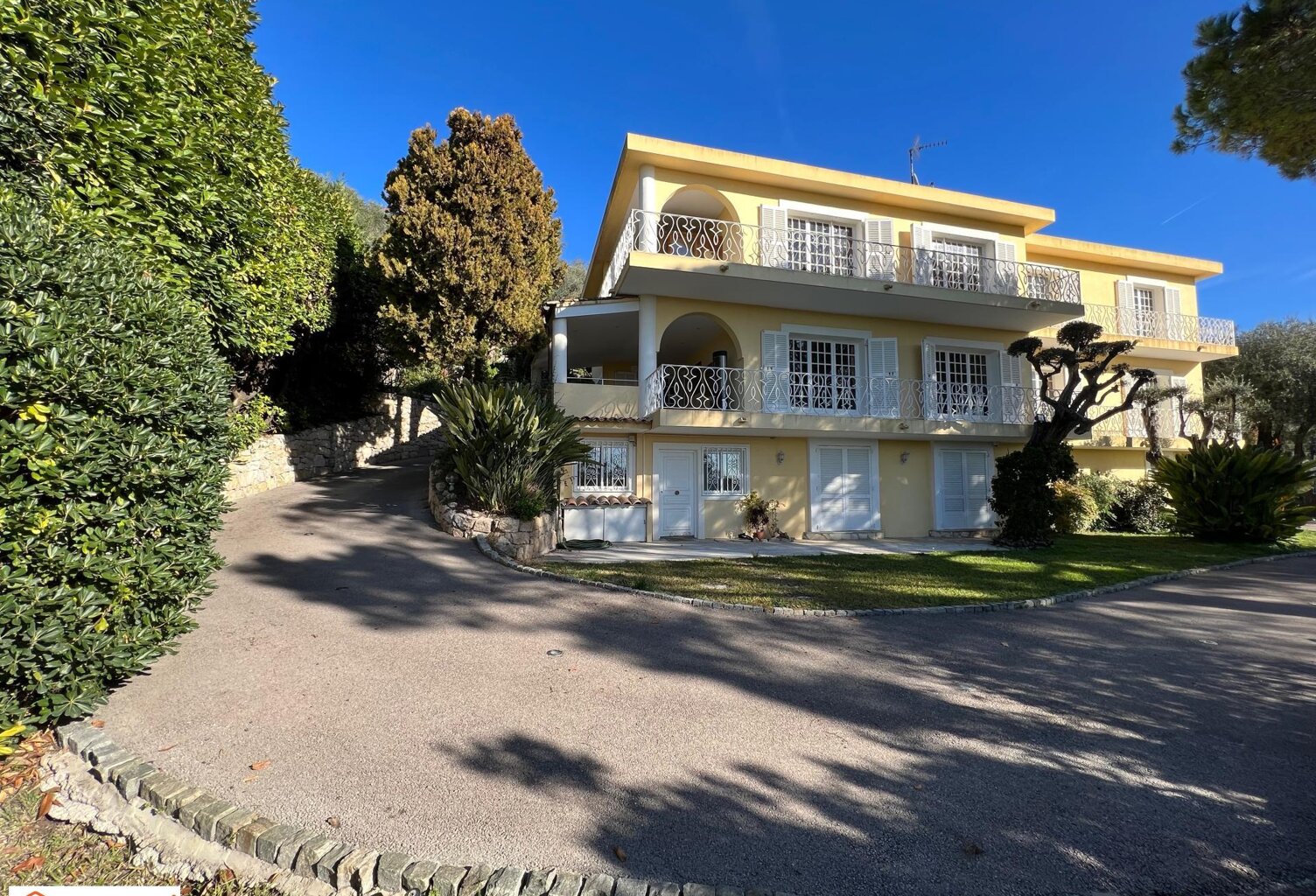 Magnifique propriété de 10 pièces au Parc SAINT-EXUPERY sur un terrain de 3000 m arboré d'essences méditerranéennes, belle piscine, accès et stationnements, aperçus mer. — photo 1