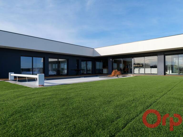 VILLA CONTEMPORAINE D’EXCEPTION – 190 m² – Vue dégagée -Piscine chauffée – Double garage — photo 1