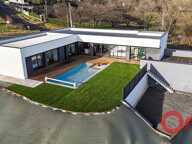 VILLA CONTEMPORAINE D’EXCEPTION – 190 m² – Vue dégagée -Piscine chauffée – Double garage — photo 2