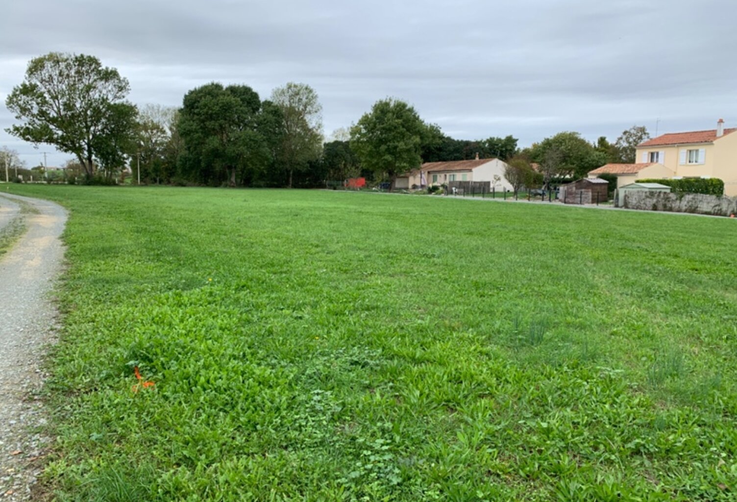 Terrain proche de St jean d'Angély 17400 dans bourg toutes commodités — photo 1