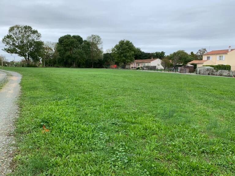 Terrain proche de St jean d'Angély 17400 dans bourg toutes commodités — photo 1