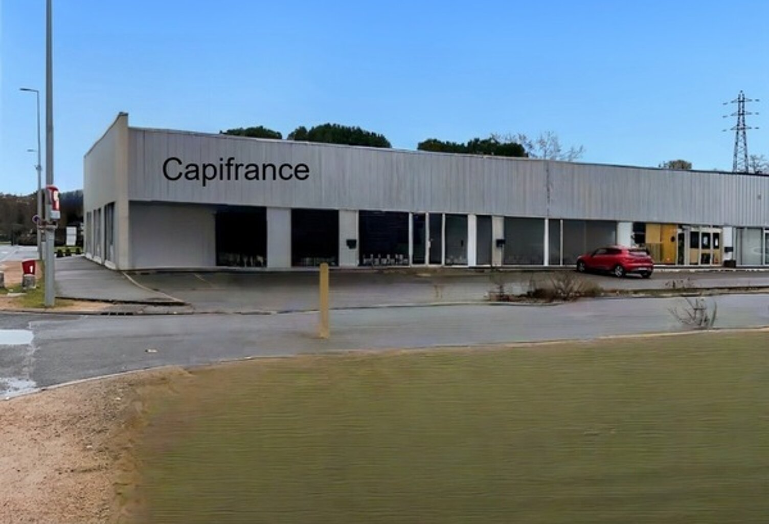 A louer MONTLUCON (03) Local commercial de 835 m2 situé dans une zone commerciale à proximité de grandes enseignes — photo 1