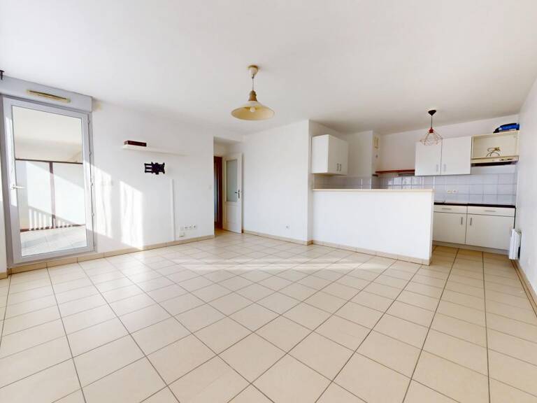 Appartement À Vendre T2 lumineux avec terrasse et parkings — photo 1