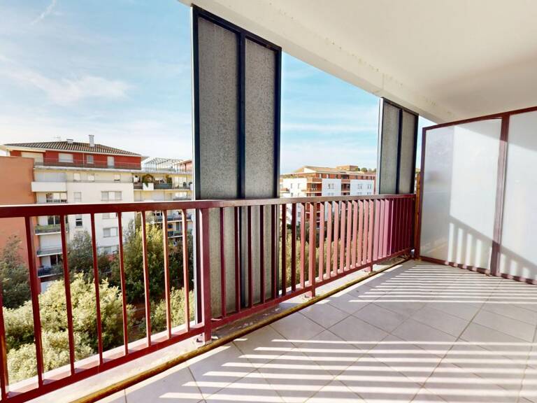 T2 lumineux avec terrasse, deux parkings et cellier — photo 1