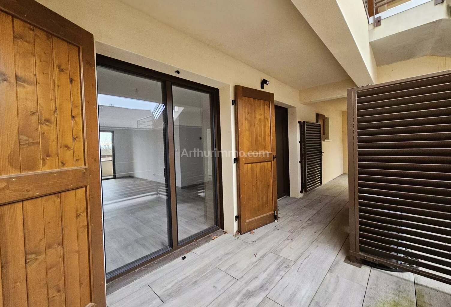 Appartement T3 - MORESTEL — photo 1