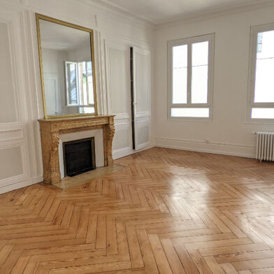 Appartement 3 pièces 896 €