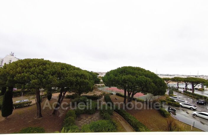 Studio au 3ème et dernier étage avec aperçu sur le port côté e — photo 5