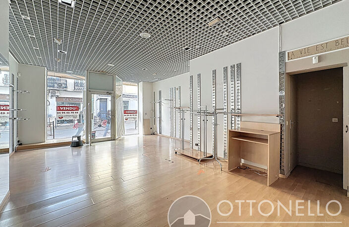 Local commercial SAINT-RAPHAEL 58,80 m2 — photo 2