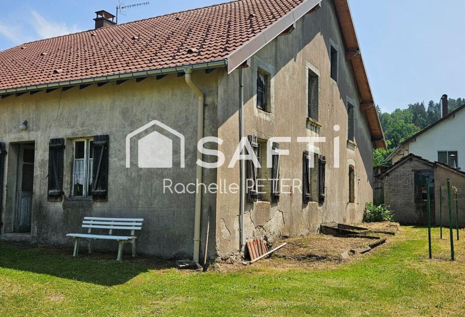 Gros potentiel pour cette grande maison de village à rénover, avec terrain plat, toiture neuve ! — photo 1