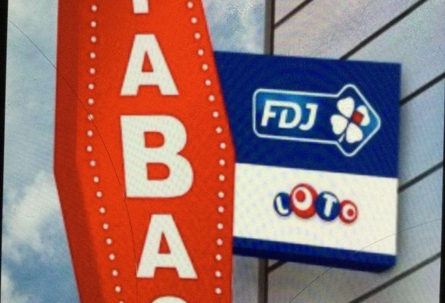 Vente Bar-tabac 140 m&sup2; — photo 1