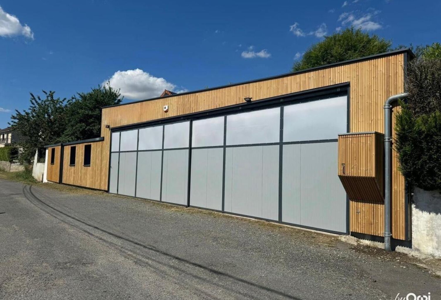 Titre : Entrepôt fonctionnel de 220 m² à Abrest – Électricité Triphasé – Accès Facile — photo 1