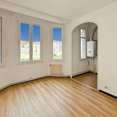 Appartement 2 pièces 858 €