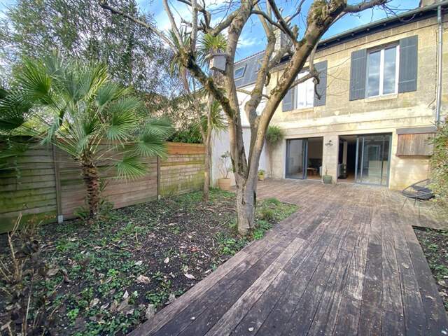 Dans quartier recherché, charmante échoppe entièrement rénovée avec joli jardin proche commodités — photo du bien