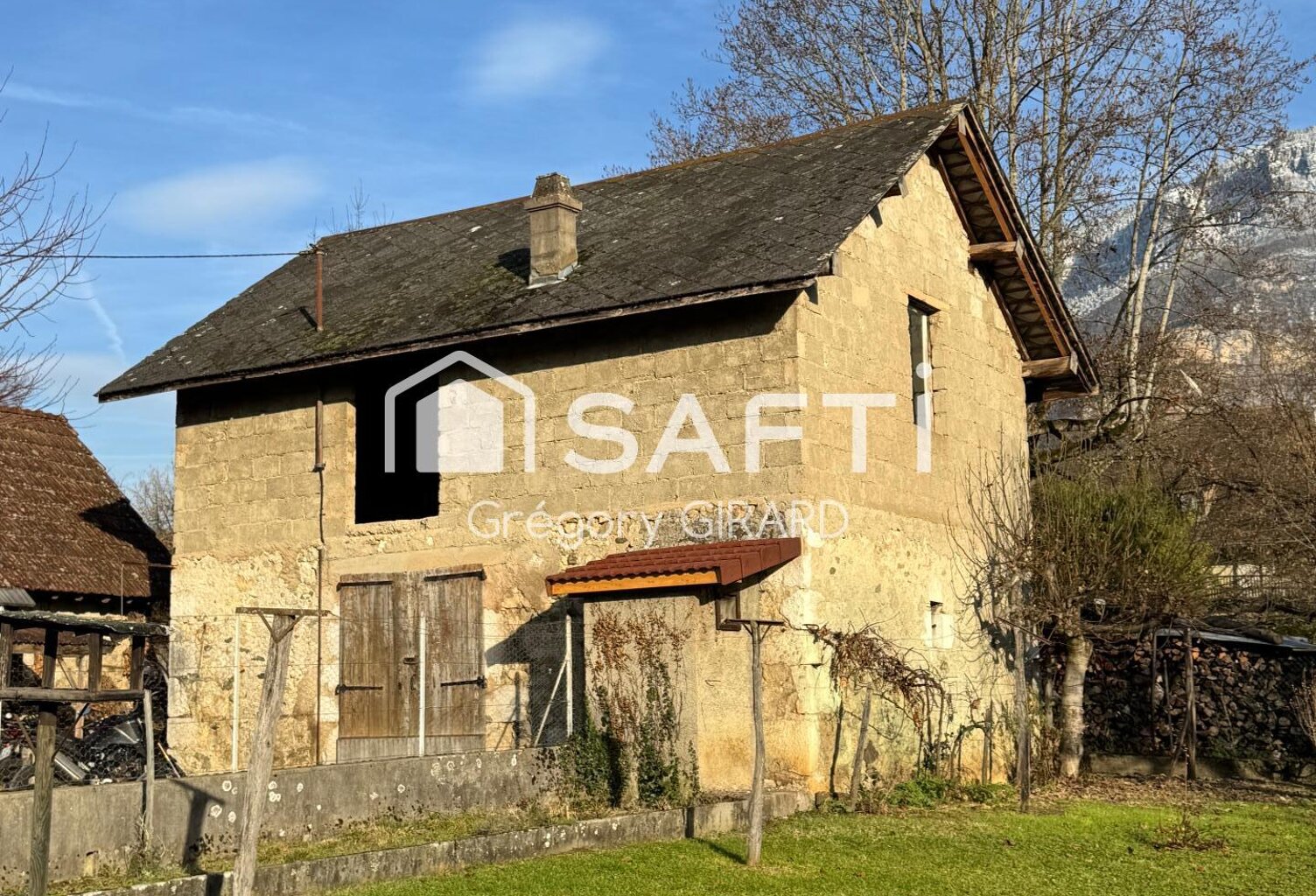 jolie petite grange idealement situer au centre de la commune de Drumettaz — photo 1