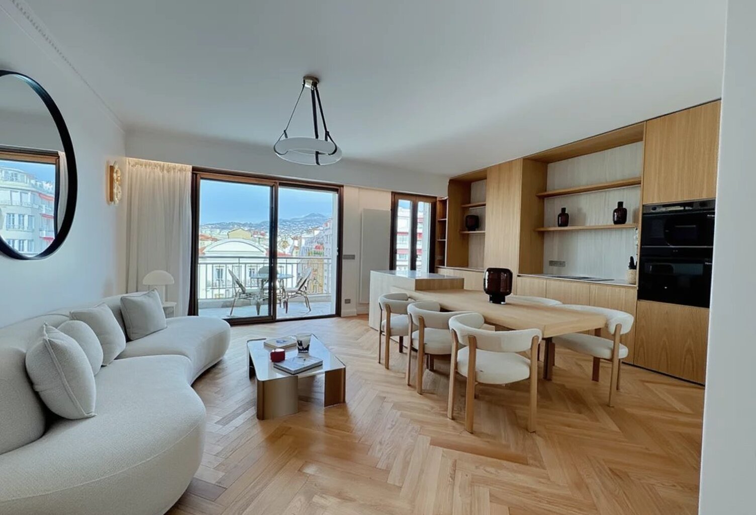 Rare à la vente : 3 pièces entièrement rénové en étage élevé avec terrasse et balcon – Dubouchage — photo 1