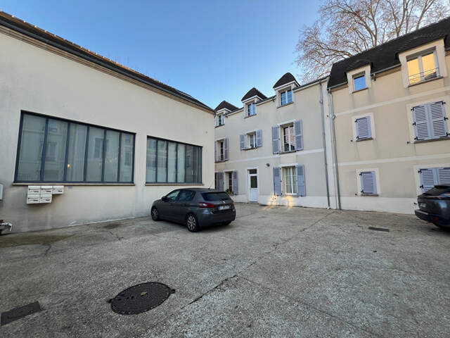 Immeuble à vendre sur la commune de L'Isle Adam - 2 Studios, F2, F3 et un local commercial — photo du bien