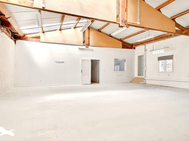 A LOUER - Grand local commercial Marseille 11e - 320 m2 avec parking et extérieur — photo du bien