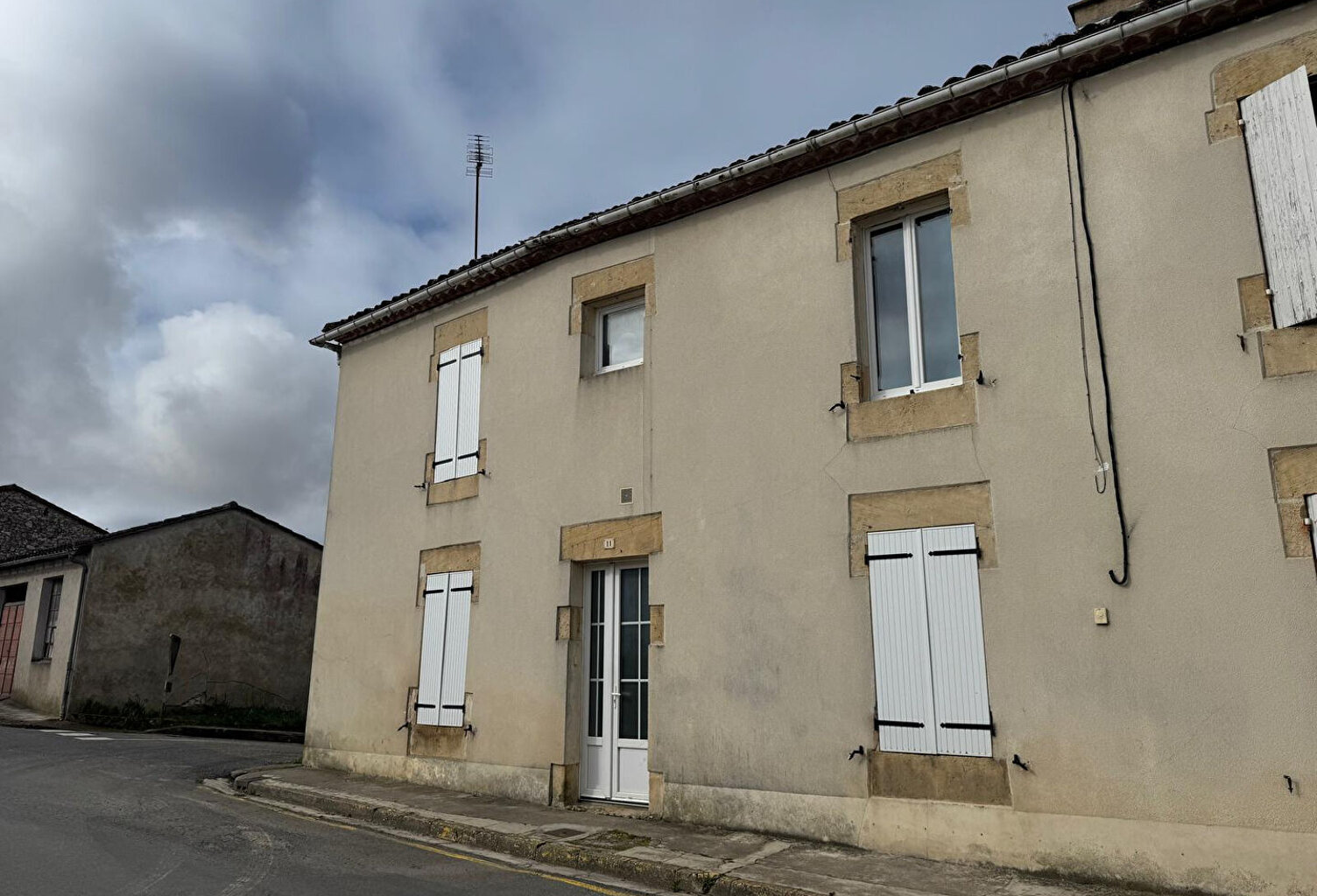 Idéal premier investissement ! Maison de village  avec 3 chambres terrasse et garage — photo 1