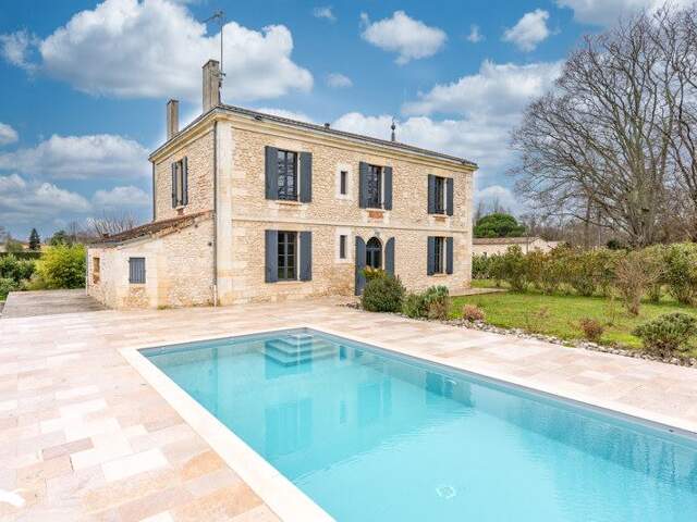 Maison en pierre de 6 pièces principales — photo du bien