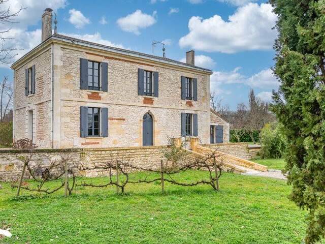 Maison en pierre de 6 pièces principales — photo du bien