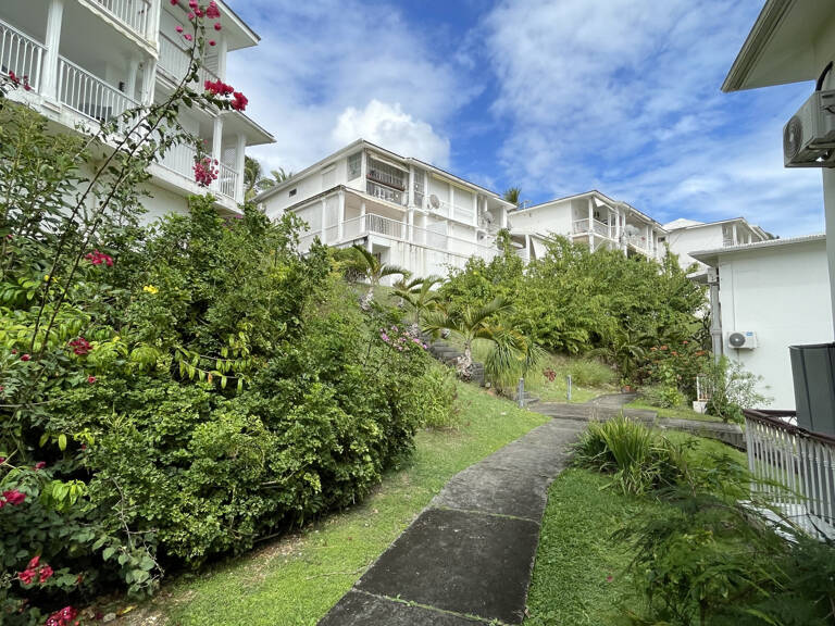 BEL APPARTEMENT T2 MEUBLE LA MARINA AVEC CITERNE — photo 1