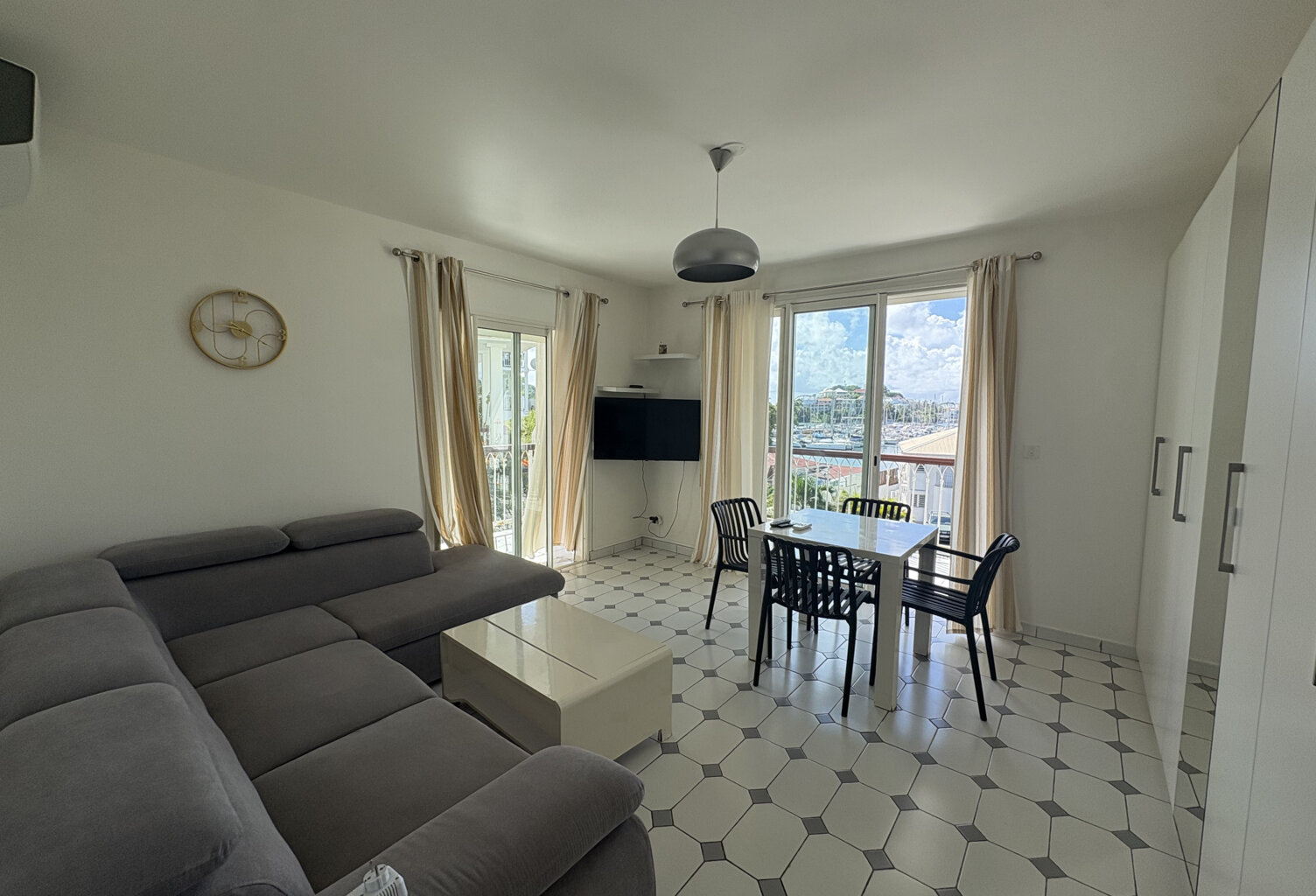 BEL APPARTEMENT T2 MEUBLE LA MARINA AVEC CITERNE — photo 1