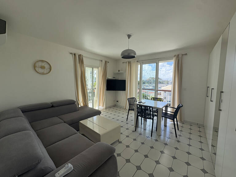 BEL APPARTEMENT T2 MEUBLE LA MARINA AVEC CITERNE — photo 1