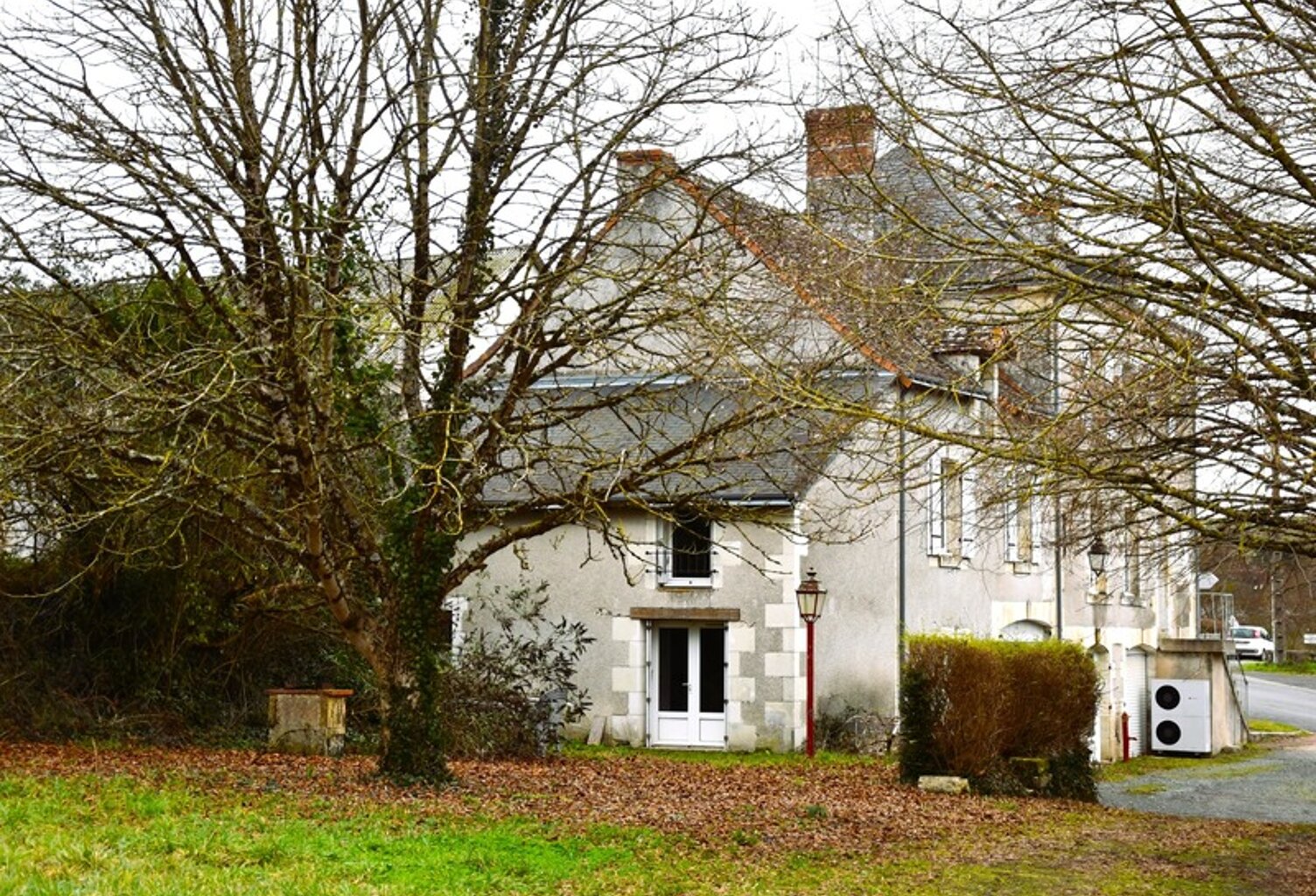 LE GRAND PRESSIGNY (Sud 37), belle maison de caractère composée de 3 logements indépendants et offrant 259 m² habitables pour 11 pièces, sur un terrain arboré d'environ 7 360 m² — photo 1