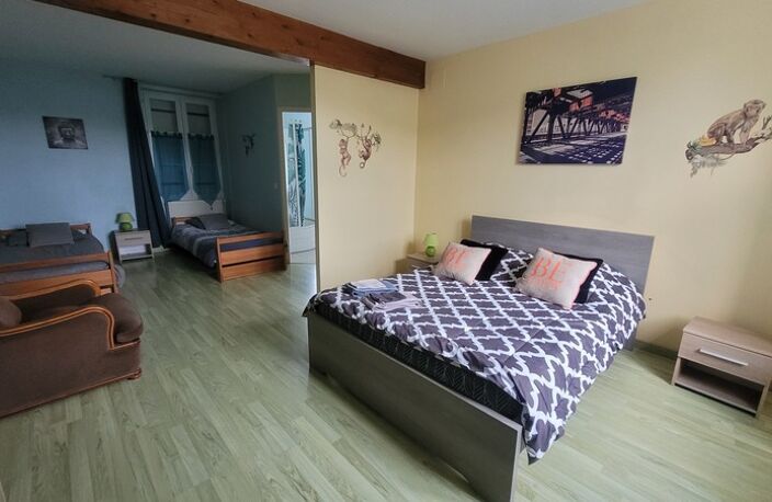 LE GRAND PRESSIGNY (Sud 37), belle maison de caractère composée de 3 logements indépendants et offrant 259 m² habitables pour 11 pièces, sur un terrain arboré d'environ 7 360 m² — photo 4