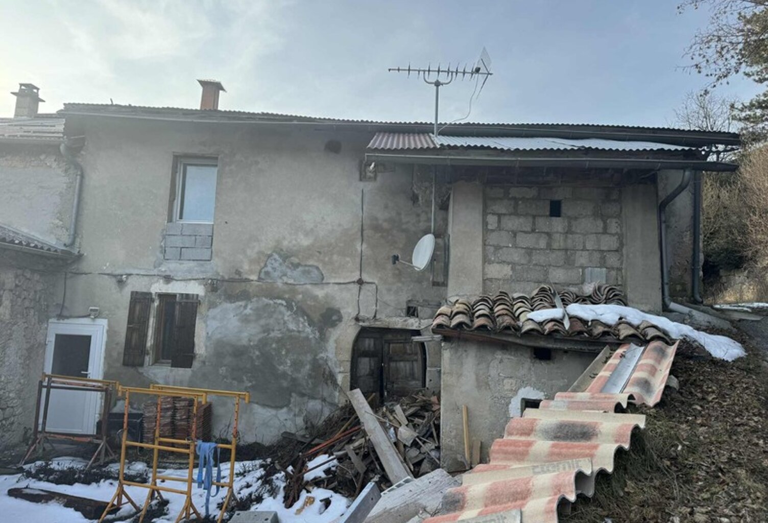 Maison de village à rénover + grange – La Faurie (05) — photo 1