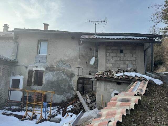 Maison de village à rénover + grange – La Faurie (05) — photo du bien