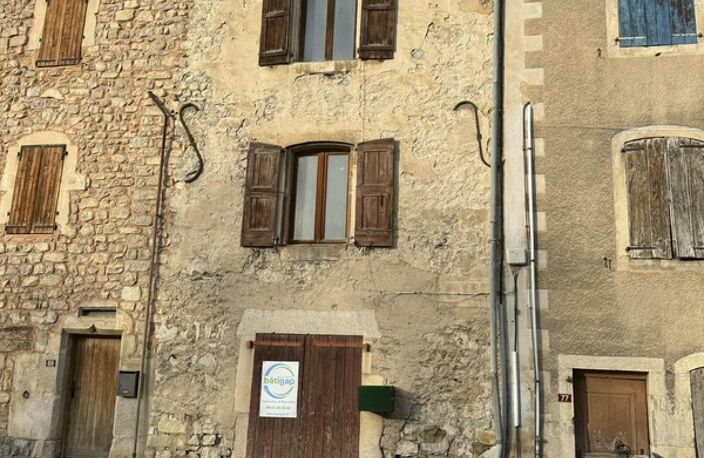 Maison de village à rénover + grange – La Faurie (05) — photo 2