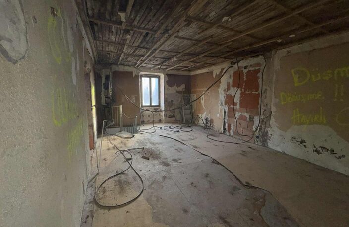Maison de village à rénover + grange – La Faurie (05) — photo 4